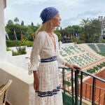 Carmen Lomana disfrutando de una mañana lluviosa en Marbella con mucho estilo.