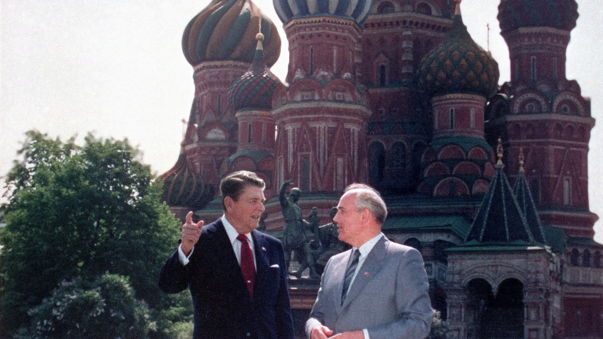 El presidente estadounidense Ronald Reagan, a la izquierda, y el líder soviético Mijail Gorbachov conversan durante su paseo por la Plaza Roja, con la Catedral de San Basilio al fondo, en Moscú, Unión Soviética, el martes 31 de mayo de 1988