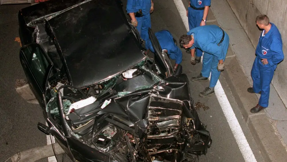 Estado en el que quedó el coche tras perder el control en el Puente del Alma, en París. (AP Photo/Jerome Delay, File)