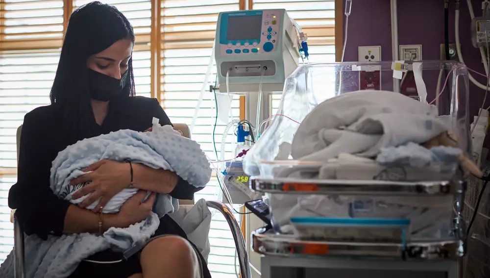 Carolina y su bebé, Jeremy, que nació en la semana 29 de gestación