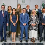 SEVILLA, 30/08/2022.- El presidente de la Junta de Andalucía, Juanma Moreno, posa en la foto de familia en el acto de toma de posesión de los delegados provinciales del Gobierno andaluz. EFE/ Raúl Caro