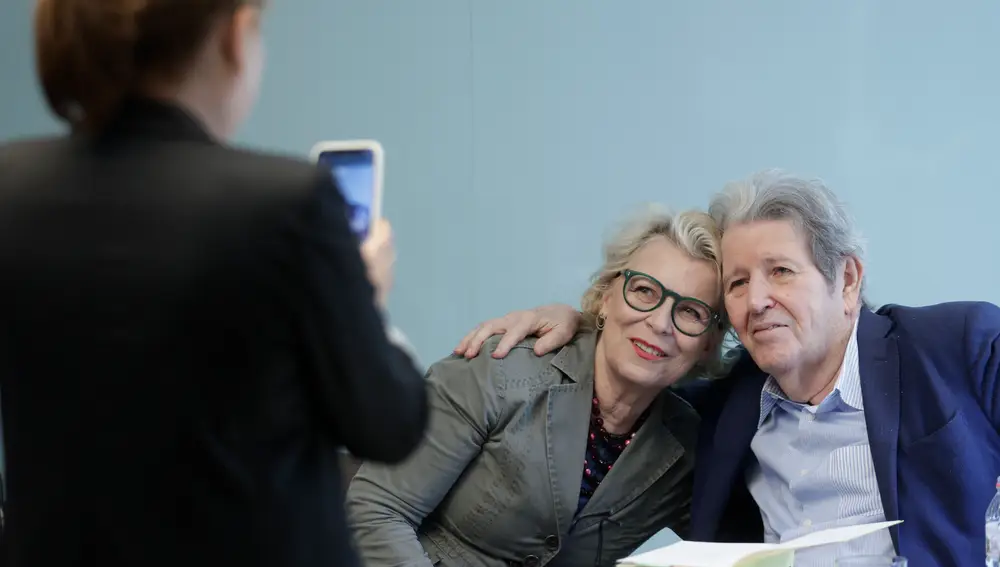 La editora de la escritora estadounidense Patricia Highsmith, Anna von Planta, posa junto al editor Jorge Herralde (d) tras presentar los "Diarios y cuadernos 1941-1995"