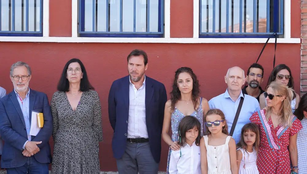 El alcalde Óscar Puente junto al concejal de Salud Pública y Seguridad Ciudadana, Alberto Palomino; varios miembros del equipo de Gobierno, y de la Corporación Municipal asisten al acto de descubrimiento de la placa que da el nombre de “Luis Eduardo Izquierdo Salamanca” a la Comisaría de Distrito Primero de la Policía Municipal, en el barrio Delicias.