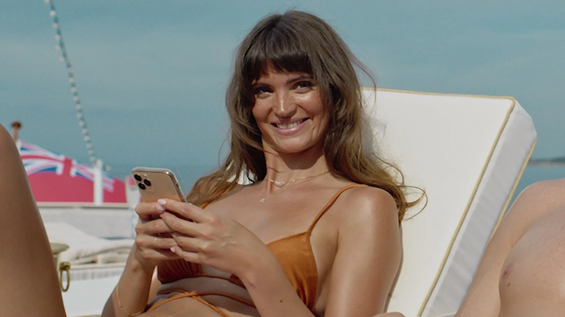 Charlbi Dean en "El triángulo de la tristeza"
