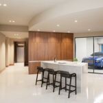 Recreación del edificio Bentley, en Miami, con un vehículo en una habitación de la casa.