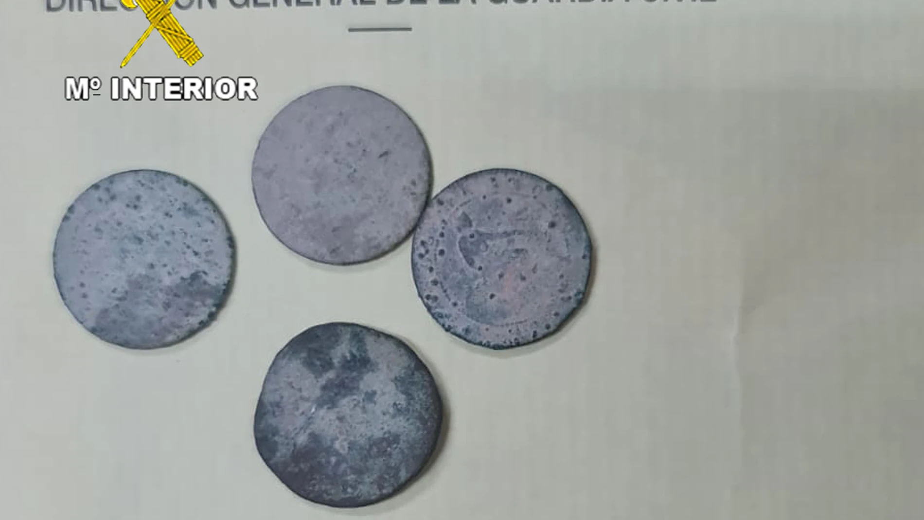 Monedas de la época de los Reyes Católicos expoliadas en un enclave patrimonial de Baza. GUARDIA CIVIL