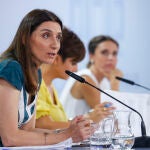 La ministra de Justicia, Pilar Llop (i) junto a la portavoz del Gobierno y ministra de Política Territorial, Isabel Rodríguez (c) y la ministra de Igualdad, Irene Montero (d)