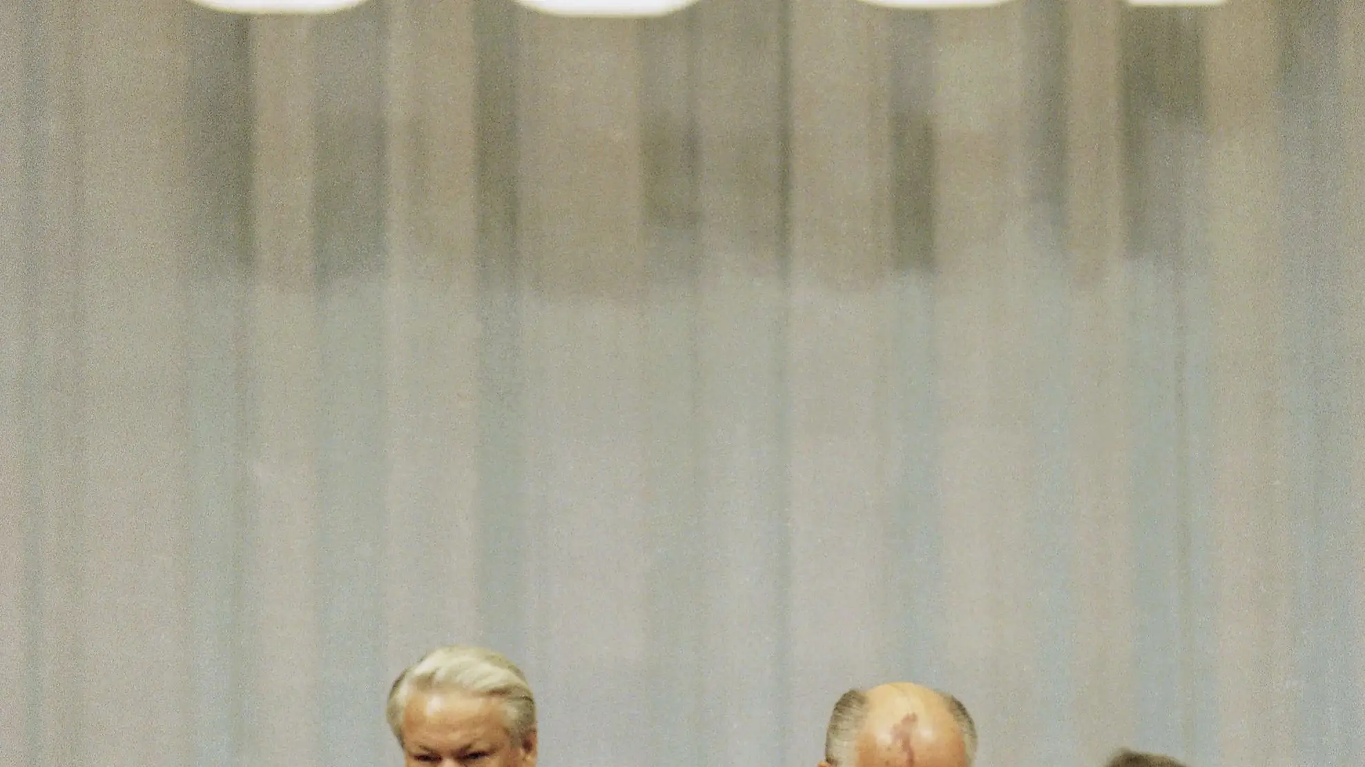 El presidente de la Federación Rusa Boris Yeltsin, a la izquierda, y el presidente soviético Mijail Gorbachev entran en el podio al comienzo de la sesión de clausura del Congreso de los Pueblos en Moscú, Rusia, el jueves 5 de septiembre de 1991