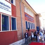 El alcalde Óscar Puente junto al concejal de Salud Pública y Seguridad Ciudadana, Alberto Palomino; varios miembros del equipo de Gobierno, y de la Corporación Municipal asisten al acto de descubrimiento de la placa que da el nombre de “Luis Eduardo Izquierdo Salamanca” a la Comisaría de Distrito Primero de la Policía Municipal, en el barrio Delicias.