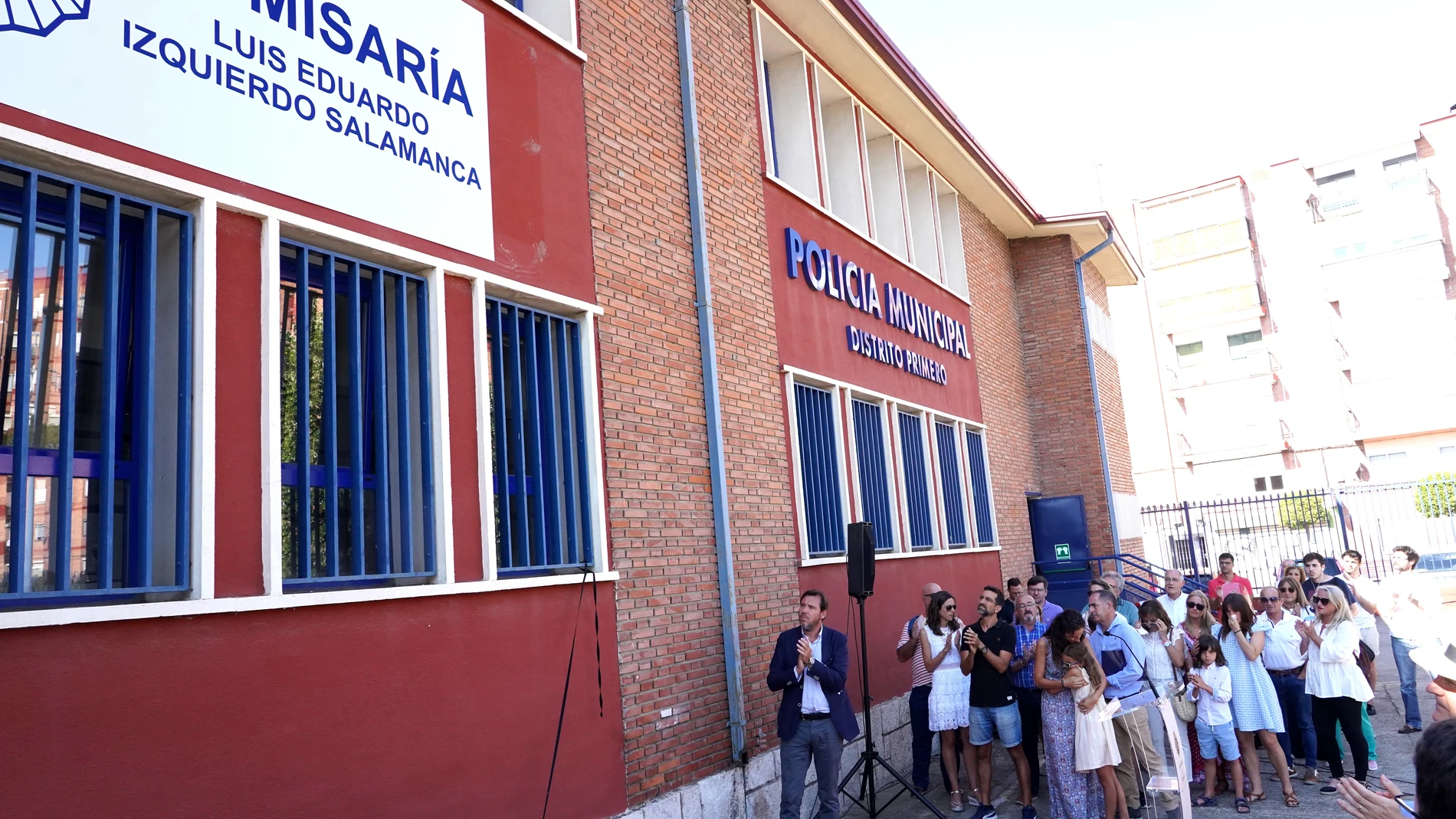 El alcalde Óscar Puente junto al concejal de Salud Pública y Seguridad Ciudadana, Alberto Palomino; varios miembros del equipo de Gobierno, y de la Corporación Municipal asisten al acto de descubrimiento de la placa que da el nombre de “Luis Eduardo Izquierdo Salamanca” a la Comisaría de Distrito Primero de la Policía Municipal, en el barrio Delicias.