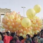 Berlineses del Oeste sueltan globos con la cara de Gorbachov con mensajes de agradecimiento, el 17 de noviembre de 1989