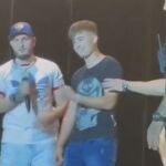 Omar Montes, junto al joven que le lanzó un mechero