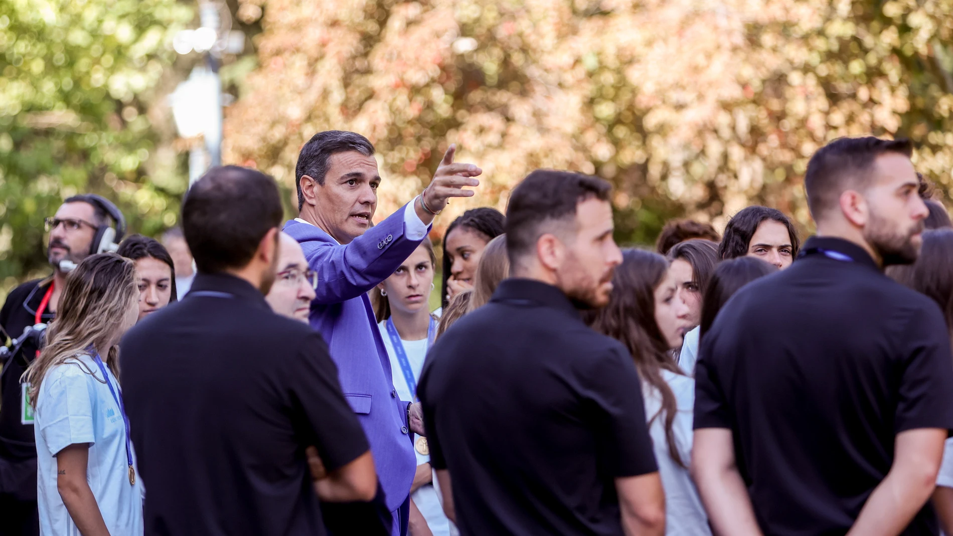 El presidente del Gobierno, Pedro Sánchez, en Moncloa, recibe al equipo nacional de fútbol femenino