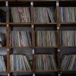 Fotografía de una colección de vinilos expuestos en una estantería de la tienda El Marchante, el 26 de agosto de 2022, en Caracas (Venezuela)
