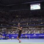 Rafa Nadal saca durante su debut en el US Open contra Hijikata