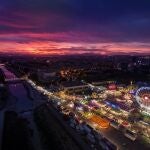 Vista aérea nocturna de La Fica que cuenta con 59 atracciones y 67 casetas