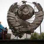 Un niño juega con su patín en el monumento de la Unión Soviética que se encuentra frente al Parlamento ruso en el centro de Moscú