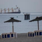 El 'OS 35', el buque que colisionó en la noche de este lunes con un barco gasero en la Bahía de Algeciras, y que ha sido inmovilizado por las autoridades de Gibraltar frente a la cara este del Peñón. EFE/A.Carrasco Ragel.