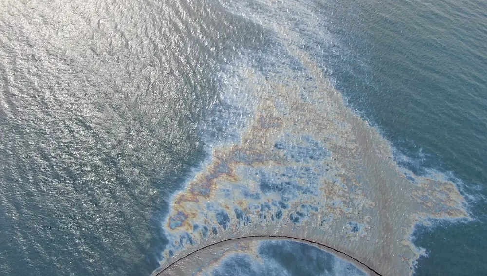 Imagen del vertido en las aguas