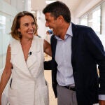 La portavoz del PP en el Congreso, Cuca Gamarra y el presidente del PPCV, Carlos Mazón, a su llegada a una reunión del Grupo Parlamentario del PP