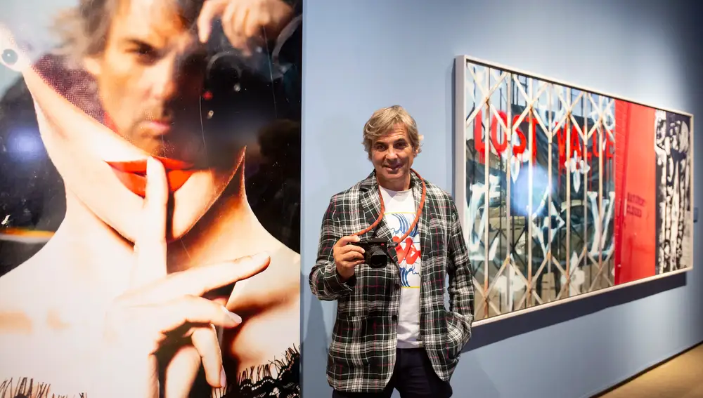 El aristócrata Hubertus von Hohenlohe posa junto a la imagen "Silence Please" que forma parte de su exposición '15 minutos de fama" en la que el artista hace un guiño a la cultura del selfi o autoretrato infiltrándose en todas sus fotografías incluidas aquellas donde aparecen personajes del cine, la moda, el folclore o el deporte y compite con ellos por un ratito de gloria, y que ha presentado este jueves en Málaga en el Centro Cultural Fundación Unicaja. EFE/Daniel Pérez