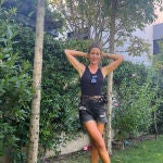 Amelia Bono con shorts vaqueros.