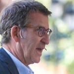 El presidente del PP, Alberto Núñez Feijóo, durante la clausura del acto "Los problemas de las familias en el inicio del curso escolar", este jueves en Zaragoza