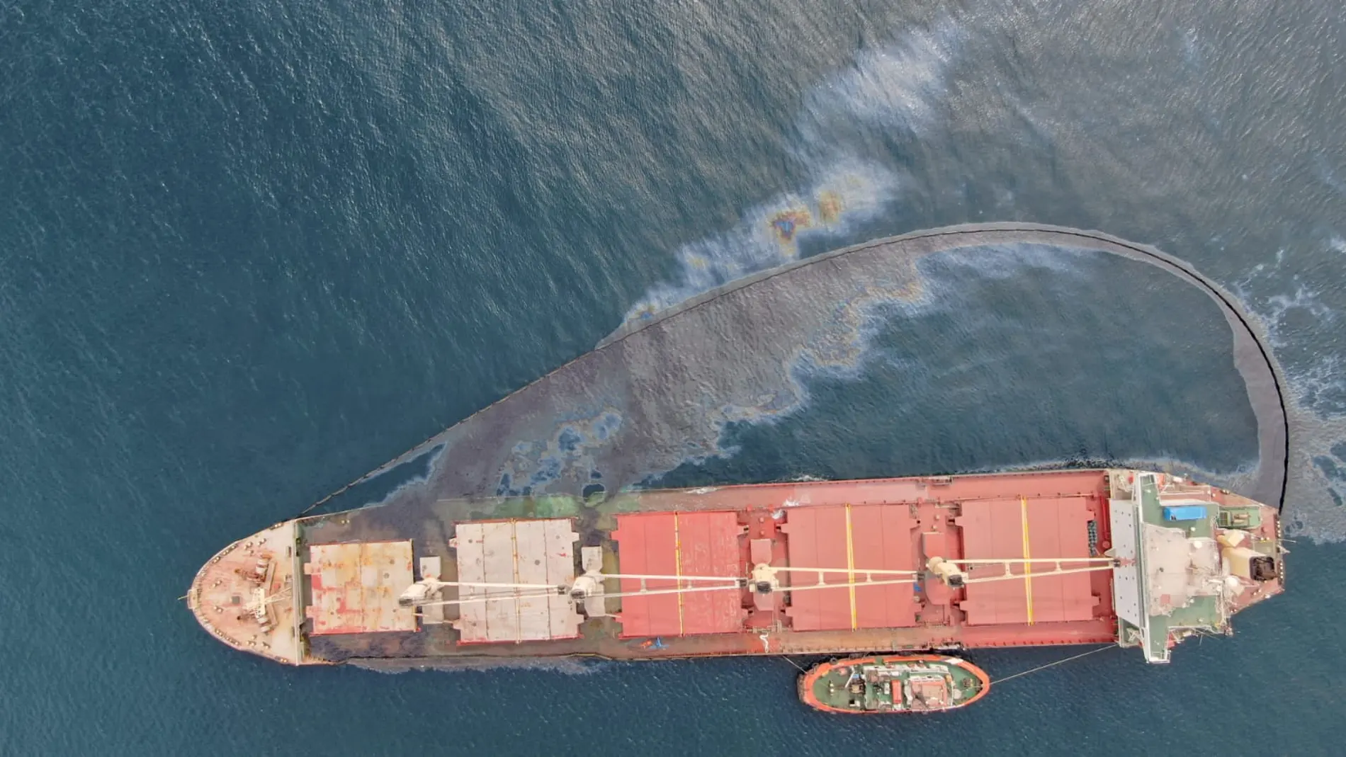El buque granelero “OS35”, varado en la costa al este de Gibraltar