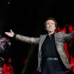 El cantante Raphael durante el concierto que ofrece hoy jueves en la localidad zaragozana de Ejea de los Caballeros. EFE/Javier Cebollada