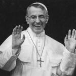 El Papa Juan Pablo I al día siguiente de ser elegido saludando desde el balcón central de la basílica de San Pedro (AP Photo) 27 de agosto de 1978.