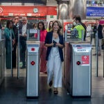 La ministra de Transportes, Movilidad y Agenda Urbana, Raquel Sánchez, en el acceso de la estación de Nuevos Ministerios