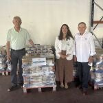Responsables del Banco de Alimentos de Córdoba y de Mercadona en la entrega de los 3.000 kilos de atún.MERCADONA