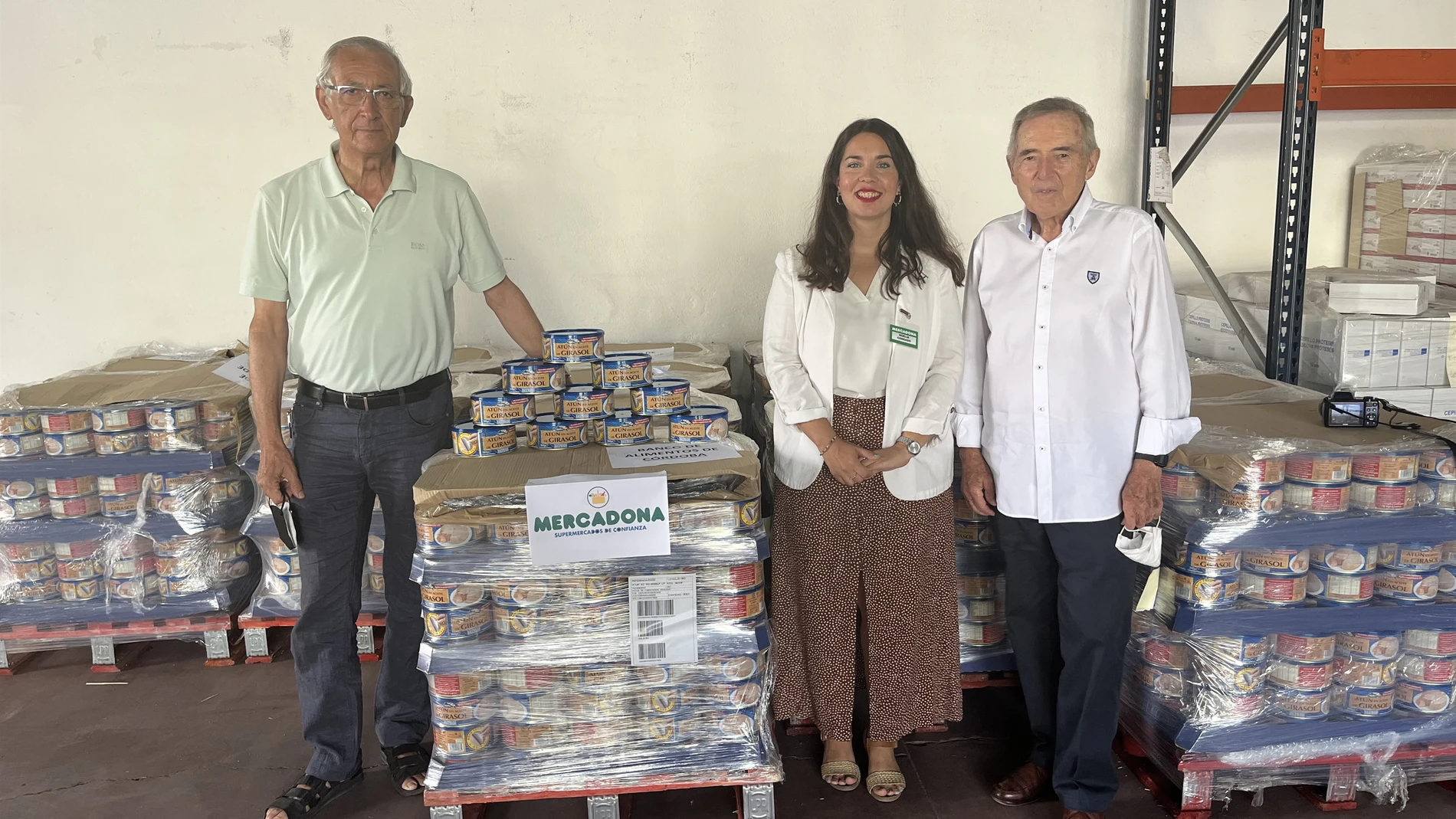 Responsables del Banco de Alimentos de Córdoba y de Mercadona en la entrega de los 3.000 kilos de atún.MERCADONA