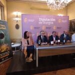 En el centro de la imagen, el delegado territorial de la Junta, Roberto Saiz, el presidente de la Diputación de Burgos, César Rico, y el presidente de la Federación Provincial de Hosteleros, Fernando de la Varga, junto a organizadores de la campaña