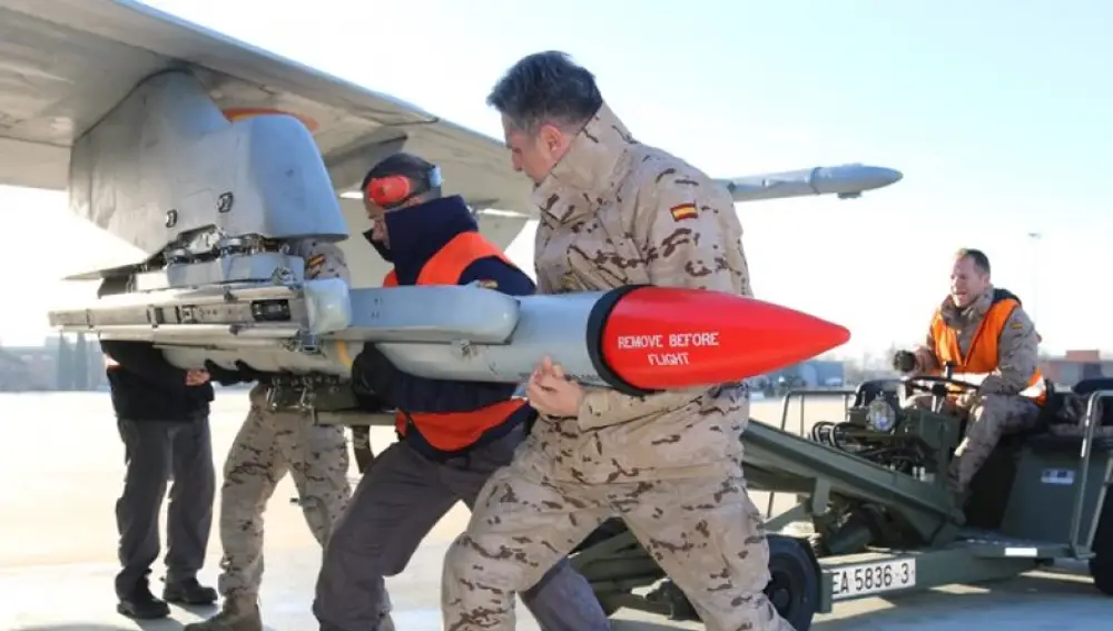 Armeros del Ejército del Aire montan un AIM-120 Amraam en un caza F-18