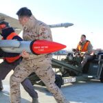 Armeros del Ejército del Aire montan un AIM-120 Amraam en un caza F-18