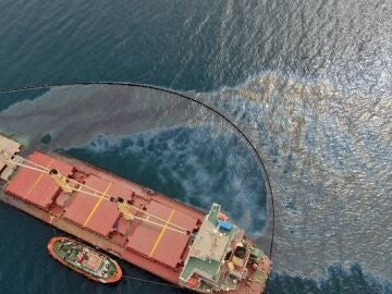El buque OS35 rodeado de una mancha de fueloil tras su fuga. GOBIERNO DE GIBRALTAR