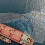 El buque OS35 rodeado de una mancha de fueloil tras su fuga. GOBIERNO DE GIBRALTAR