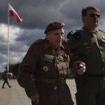Un veterano del Ejército polaco asiste a una ceremonia de colocación de coronas con motivo de las celebraciones nacionales del aniversario de la Segunda Guerra Mundial en Varsovia