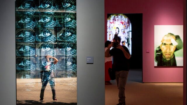 Imagen de la fotografía "Watching U" de Hubertus von Hohenlohe que forma parte de su exposición '15 minutos de fama"
