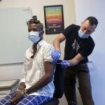 Una persona recibe la vacuna contra la viruela del mono en San Francisco (EE UU)