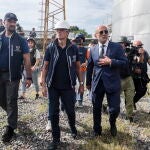 Rafael Grossi (centro) y miembros de la Agencia Internacional de Energía Atómica (OIEA) inspeccionan la central nuclear de Zaporiyia en Energodar, en el sureste de Ucrania