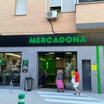 Entrada al supermercado del barrio sevillano de Parque Alcosa, que ha reabierto hoy tras una reforma integral