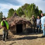 El delegado territorial, José Mazarías, visita el yacimiento de La Peña del Moro, acompañado por el alcalde de Navas de Oro, Victorino Rubio, entre otros