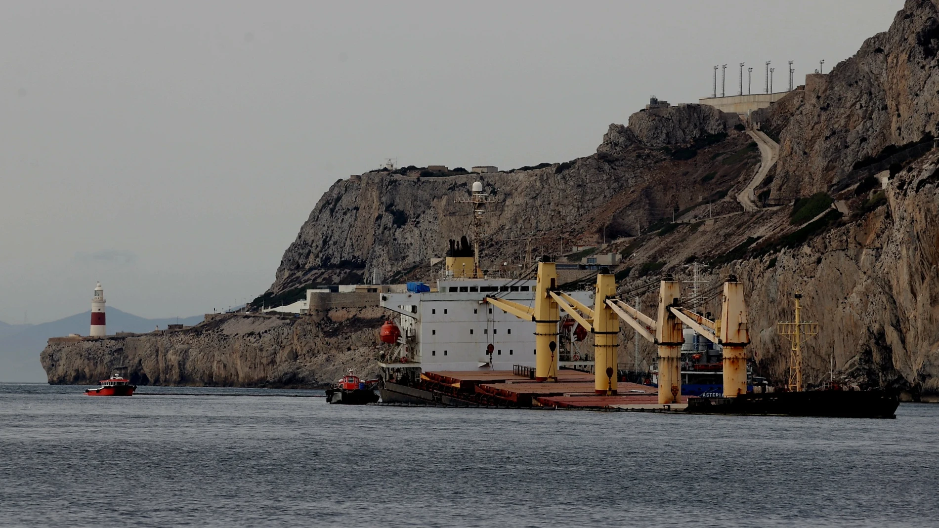 Equipos de salvamento marítimo trabajan planificando el camino a seguir para extraer el combustible del buque granelero OS35. Nono Rico, EP