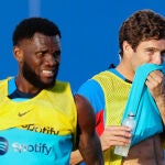 Marcos Alonso (derecha), al lado de Kessié, en su primer entrenamiento con el Barcelona