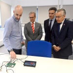 El consejero de Industria, Comercio y Empleo, Mariano Veganzones, visita uno de los planes de formación