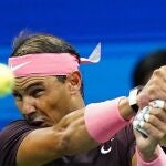 Nadal golpea un revés en su partido de segunda ronda del US Open ante Fognini