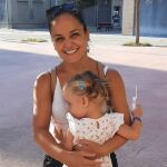 Edurne y su hija en un paseo por las calles de Pamplona