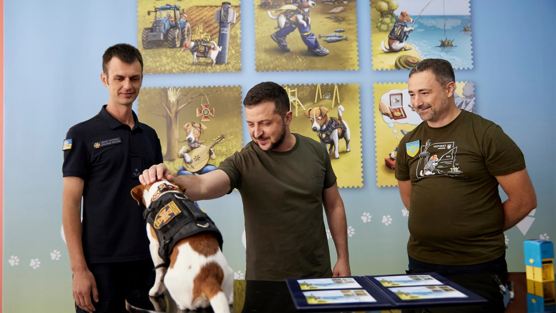 El presidente ucraniano Volodimir Zelenski en una ceremonia de reconocimiento de la labor de los perros en la detección de explosivos